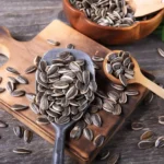 تخمه آفتابگردان حاصل از کاشت بذر آفتابگردان دورنگ خوشمزه و مقوی است.